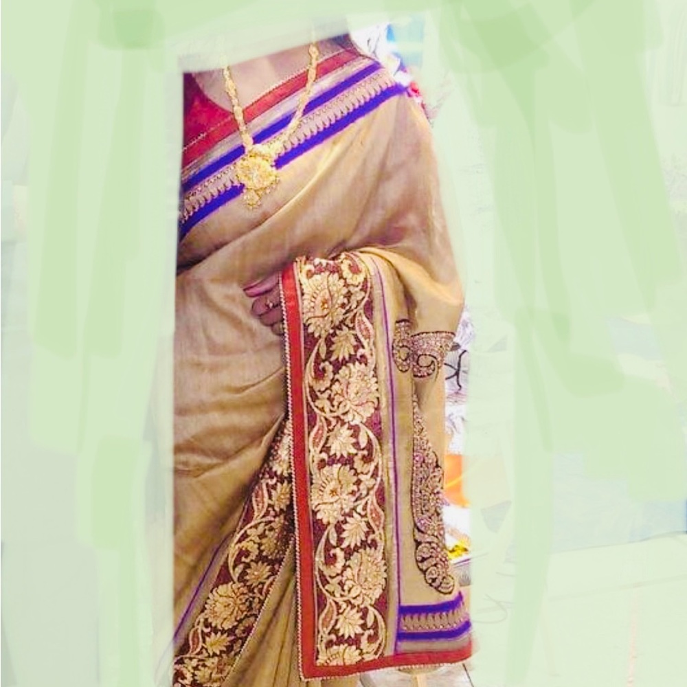 This is very nice Indian traditional saree with ready made blouse. Color beige.